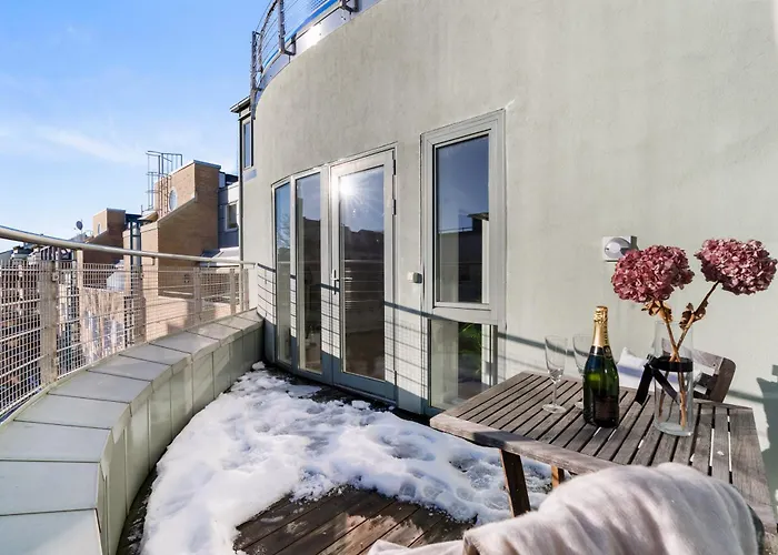 아파트 Floor With Balcony - Super - 5 Pax