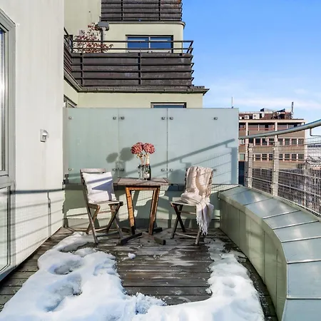 Floor With Balcony - Super - 5 Pax アパート